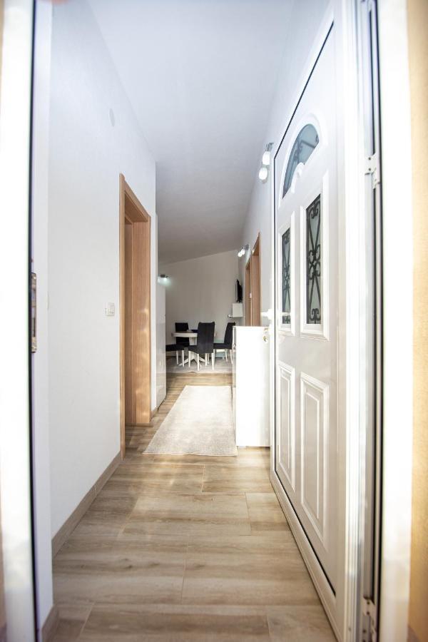 Lana Apartment Prcanj Luaran gambar