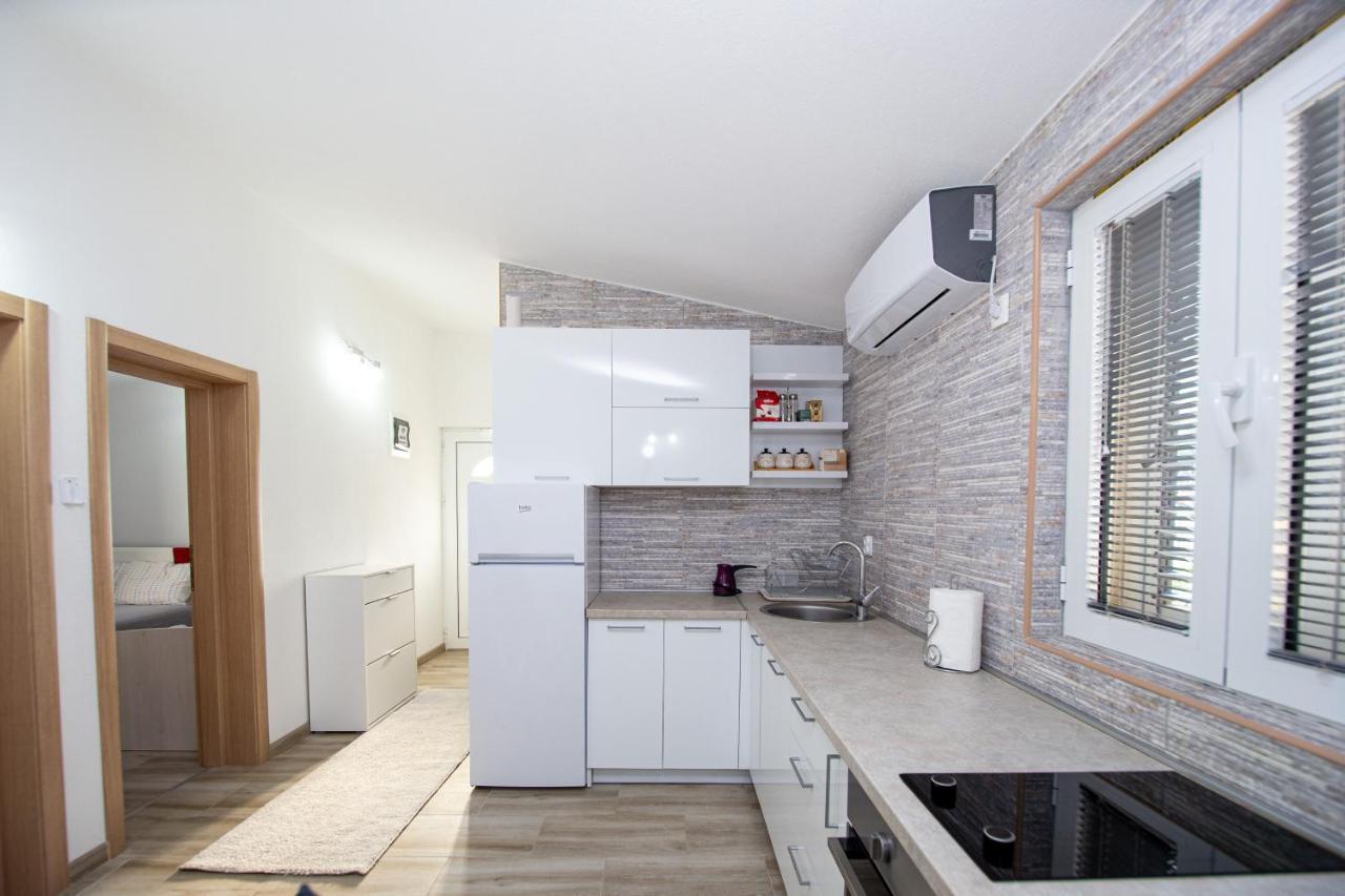 Lana Apartment Prcanj Luaran gambar