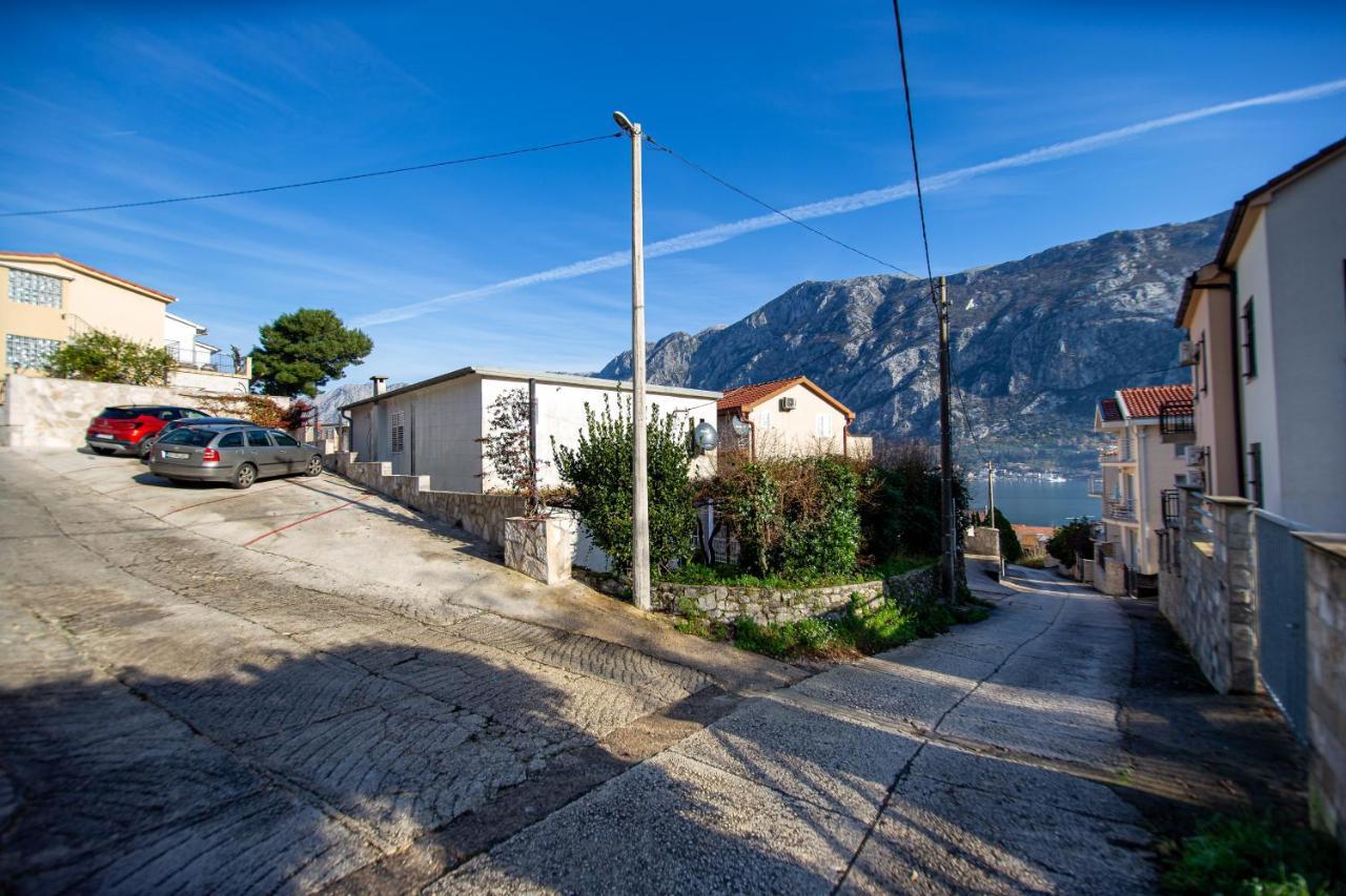 Lana Apartment Prcanj Luaran gambar