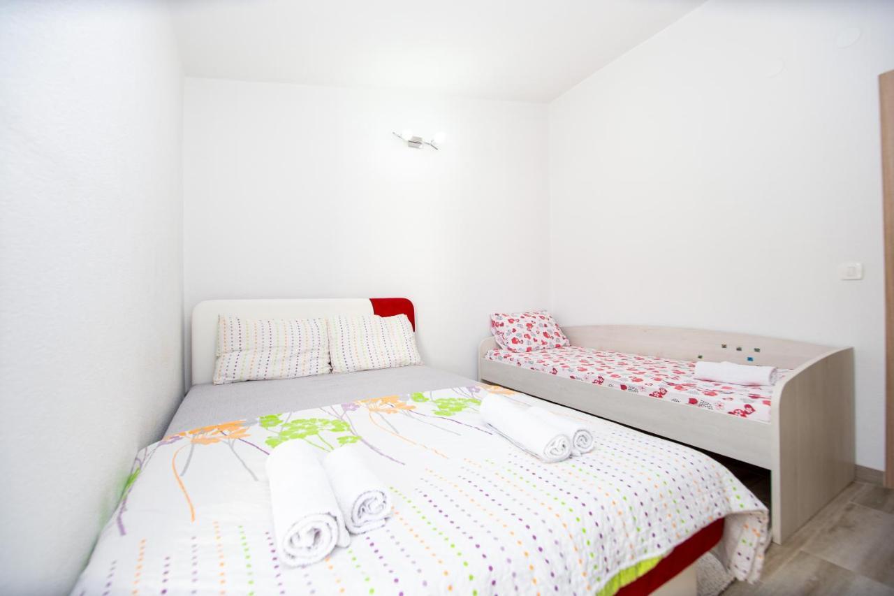 Lana Apartment Prcanj Luaran gambar