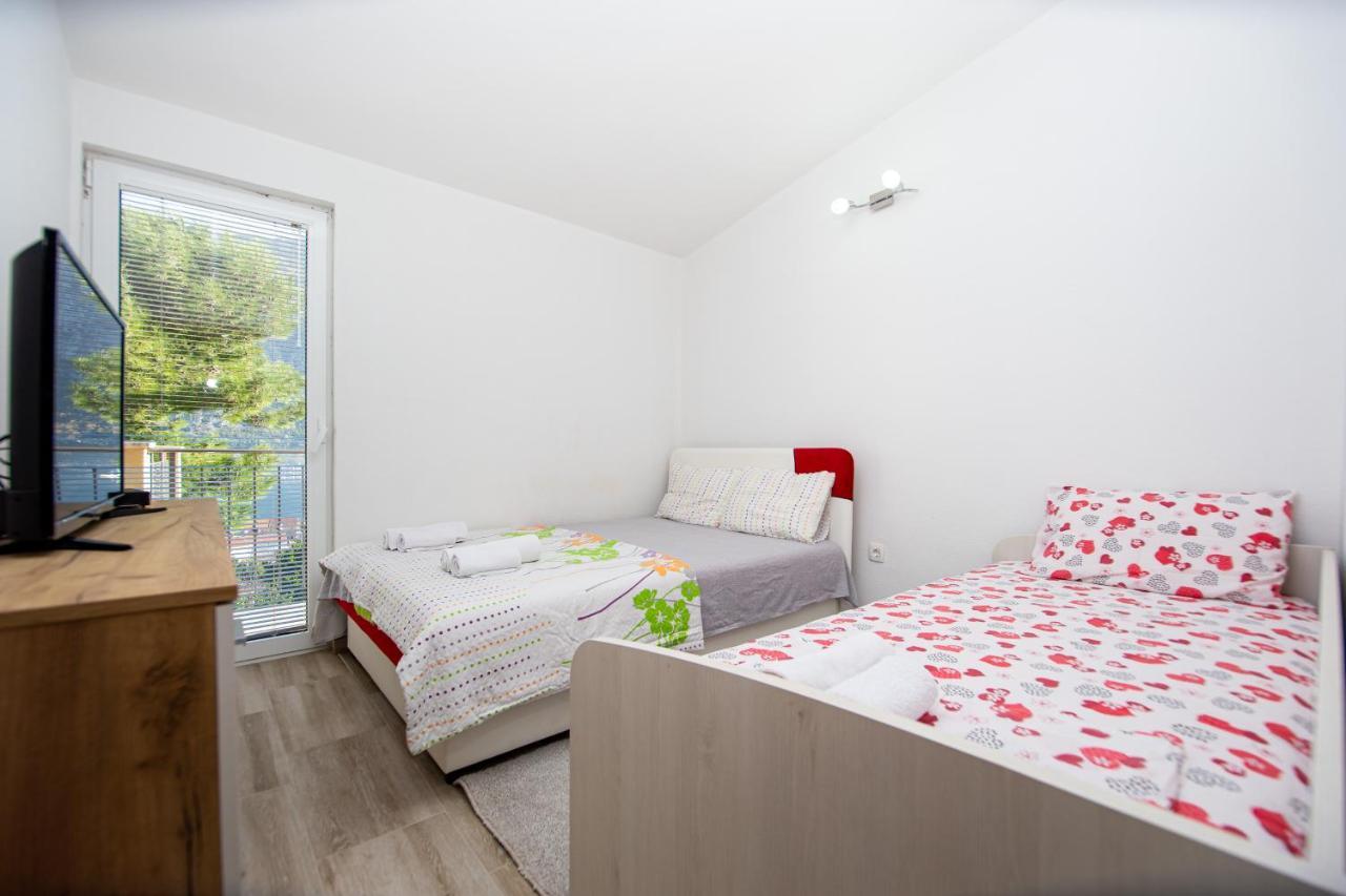 Lana Apartment Prcanj Luaran gambar