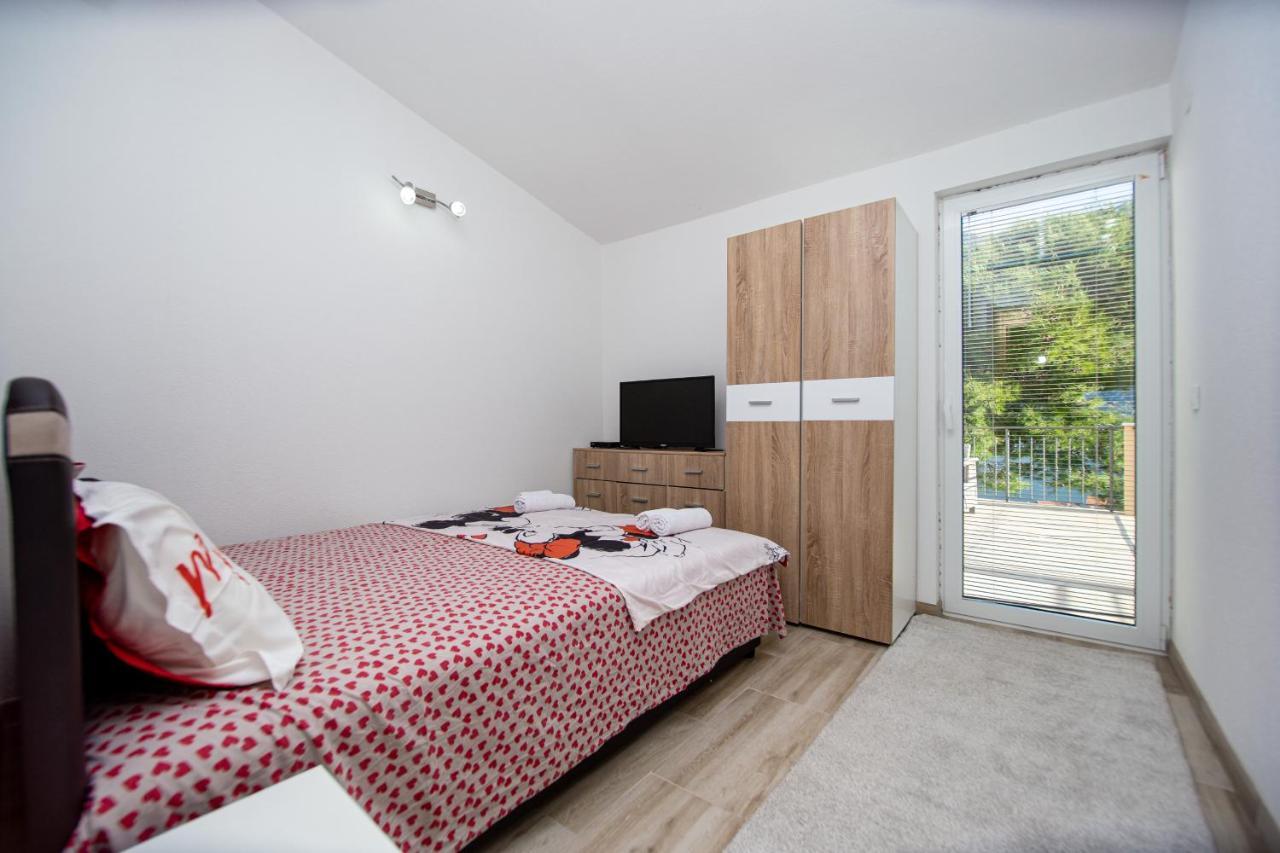 Lana Apartment Prcanj Luaran gambar